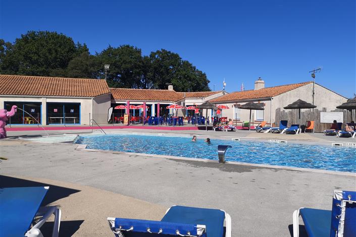 jeux d'eau, baignade, détente autour de la piscine - Camping Le Bois Joli