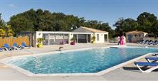 Espace aquatique pour les enfants avec jeux - Camping Le Bois Joli