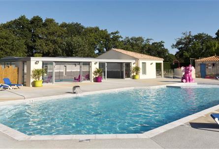 Espace aquatique pour les enfants avec jeux - Camping Le Bois Joli