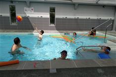 Piscine couverte ouverte en avril - Camping Le Bois Joli