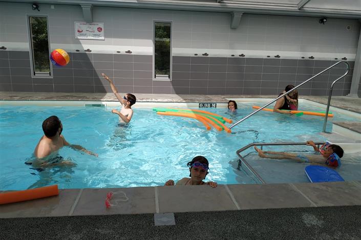 Piscine couverte ouverte en avril - Camping Le Bois Joli