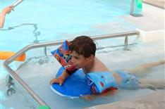 Piscine couverte avec pataugeoire - Camping Le Bois Joli
