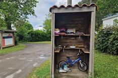 Cabane à dons - troc - Camping Le Bois Joli - Eco -responsable - troc - lagon - animaux - savane - aire de jeux - vendée - noirmoutier - Camping Le Bois Joli