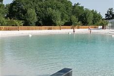 Camping Le Bois Joli-Lagon-Vendée-85-4 étoiles Vendée-Challans-Pornic-Noirmoutiers-Piscine-Animations-Maeva-Camping Famille- cigogne - étang - Camping Le Bois Joli