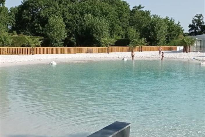 Camping Le Bois Joli-Lagon-Vendée-85-4 étoiles Vendée-Challans-Pornic-Noirmoutiers-Piscine-Animations-Maeva-Camping Famille- cigogne - étang - Camping Le Bois Joli