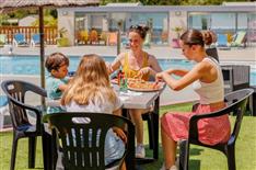 Camping Le Bois Joli-Lagon-Vendée-85-4 étoiles Vendée-Challans-Pornic-Noirmoutiers-Piscine-Animations-Maeva-Camping Famille- cigogne - étang - bar - cocktails - snack - Camping Le Bois Joli