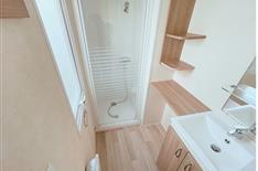Salle de bain mobil-home à vendre sur parcelle - Camping Le Bois Joli