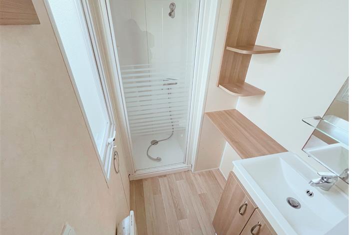 Salle de bain mobil-home à vendre sur parcelle - Camping Le Bois Joli