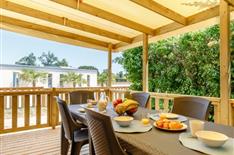 Grande terrasse pour famille vue sur lagon - Camping Le Bois Joli
