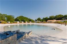 Détente sur la plage du lagon - Camping Le Bois Joli