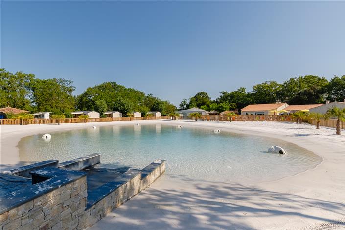 Détente sur la plage du lagon - Camping Le Bois Joli